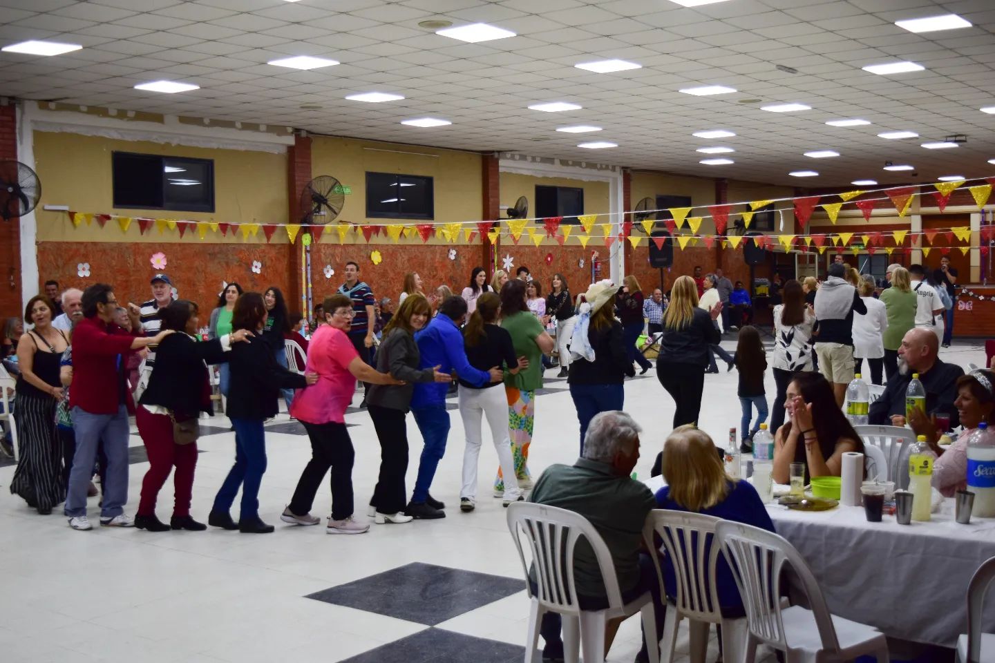 Éxito rotundo del baile para adultos mayores