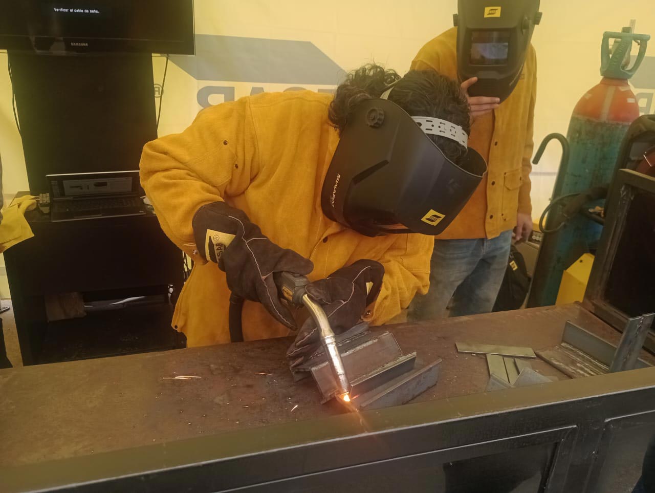 El taller de herrería municipal se capacita y potencia su producción