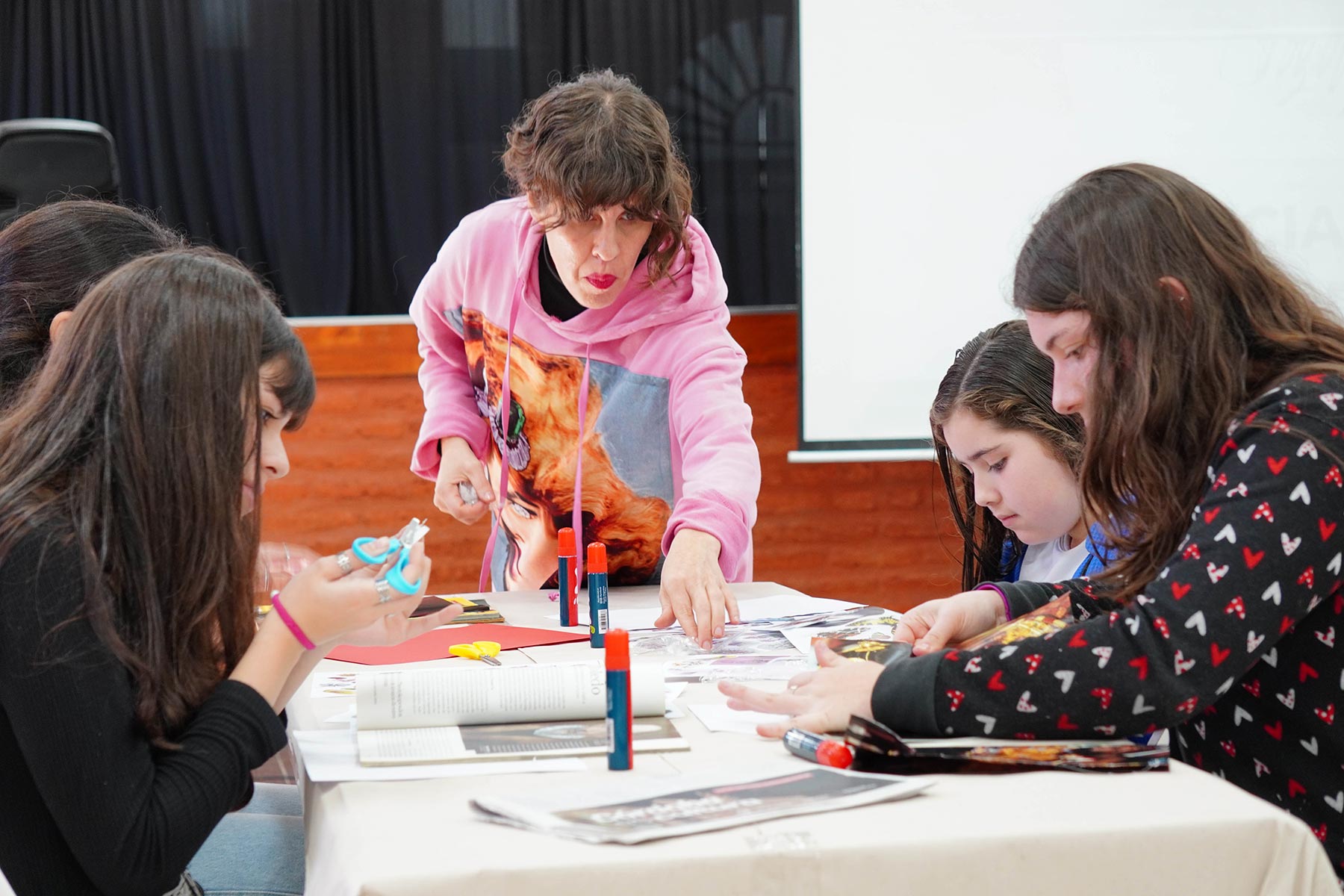 Taller de Collage: Creatividad y Expresión en el Salón Brochero