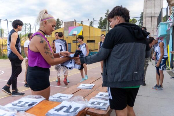 233 Entrega de camisetas (4)