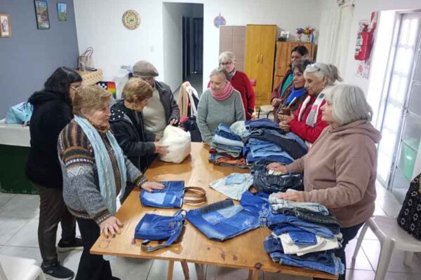 318 - Taller de bordado en el centro de jubilados (4)